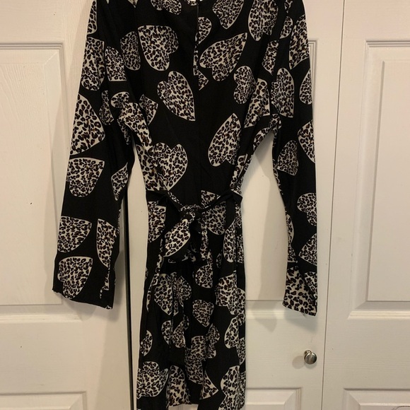 Emery rose black dress with heart leopard print and mid tie - Picture 3 of 8